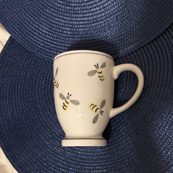 Charming Bee Motif Cream Mug - Picture 3 of 5